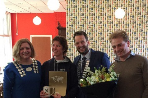 Chantal Burink ontvangt Senatorship JCI